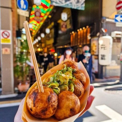 Comer comida callejera en las calles de Kyoto 