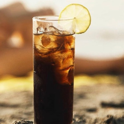 UN AÑO DE PISCOLAS GRATIS PARA EL NOVIO 