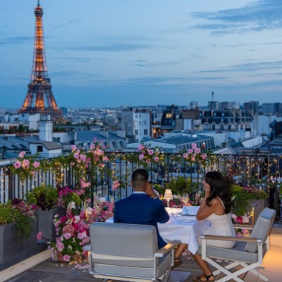 Cena junto a Torre Eiffel