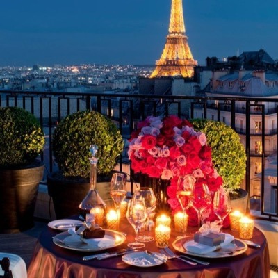 Cena romántica en la torre eiffel