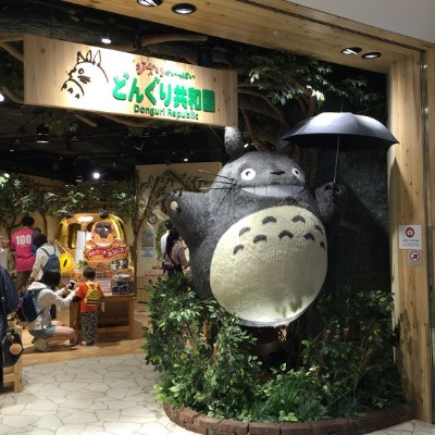 Compra de recuerdos tienda estudio Ghibli