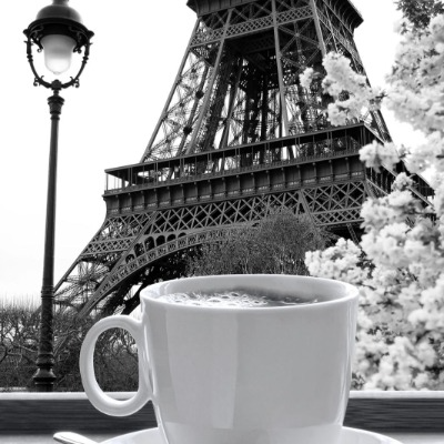 Un café frente a la torre Eiffel