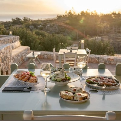 Almuerzo en kalomirakis tavern, Creta