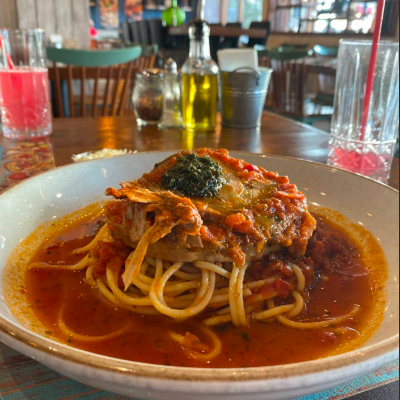 Tenedor libre de fideos con salsa