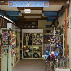 Compra de productos locales en Epilekton, Santorini