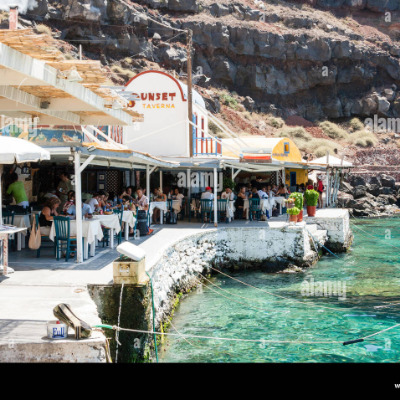 Almuerzo al borde del mar en Taverna de Santorini