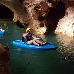 Kayak en las cuevas de Belize